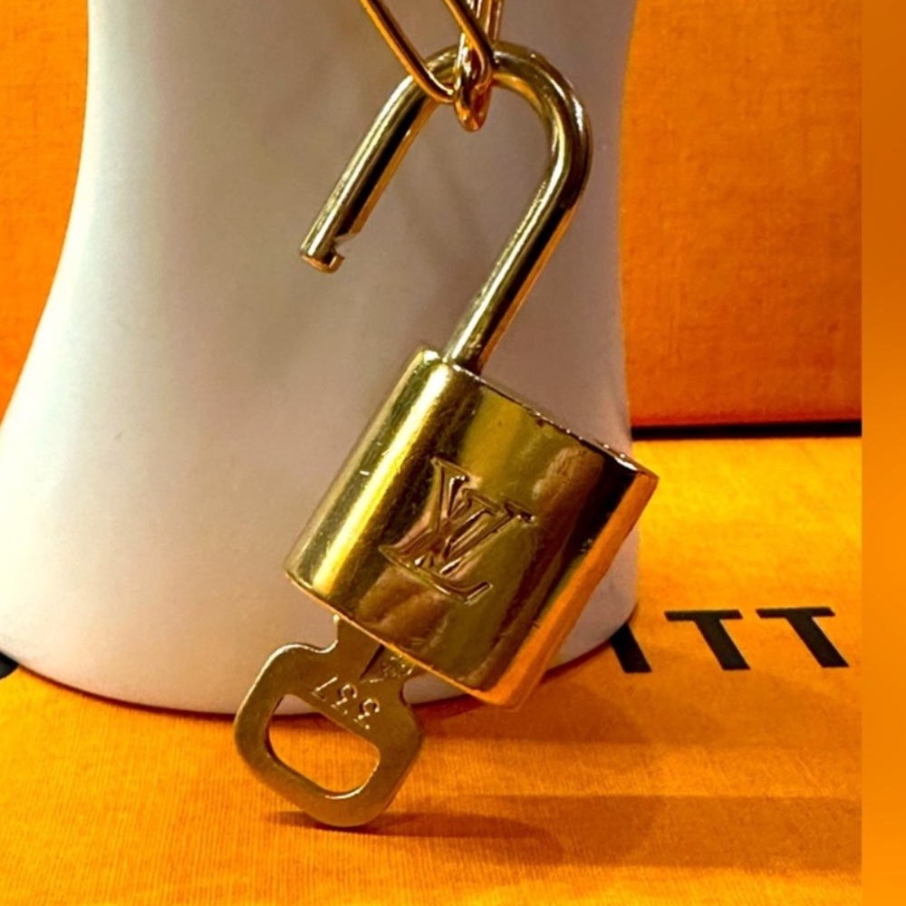 Authentic Louis Vuitton Lock and Key #337 with NEW unbranded double chain